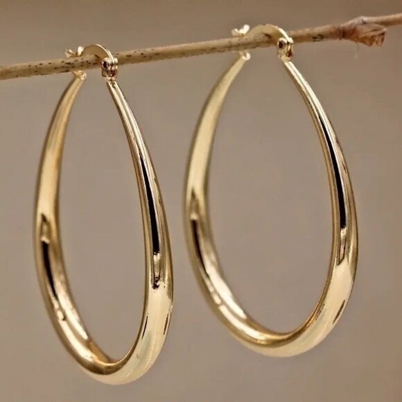 Jewelry - 18k Gold Plated Lightweight Oval Hoop Earrings